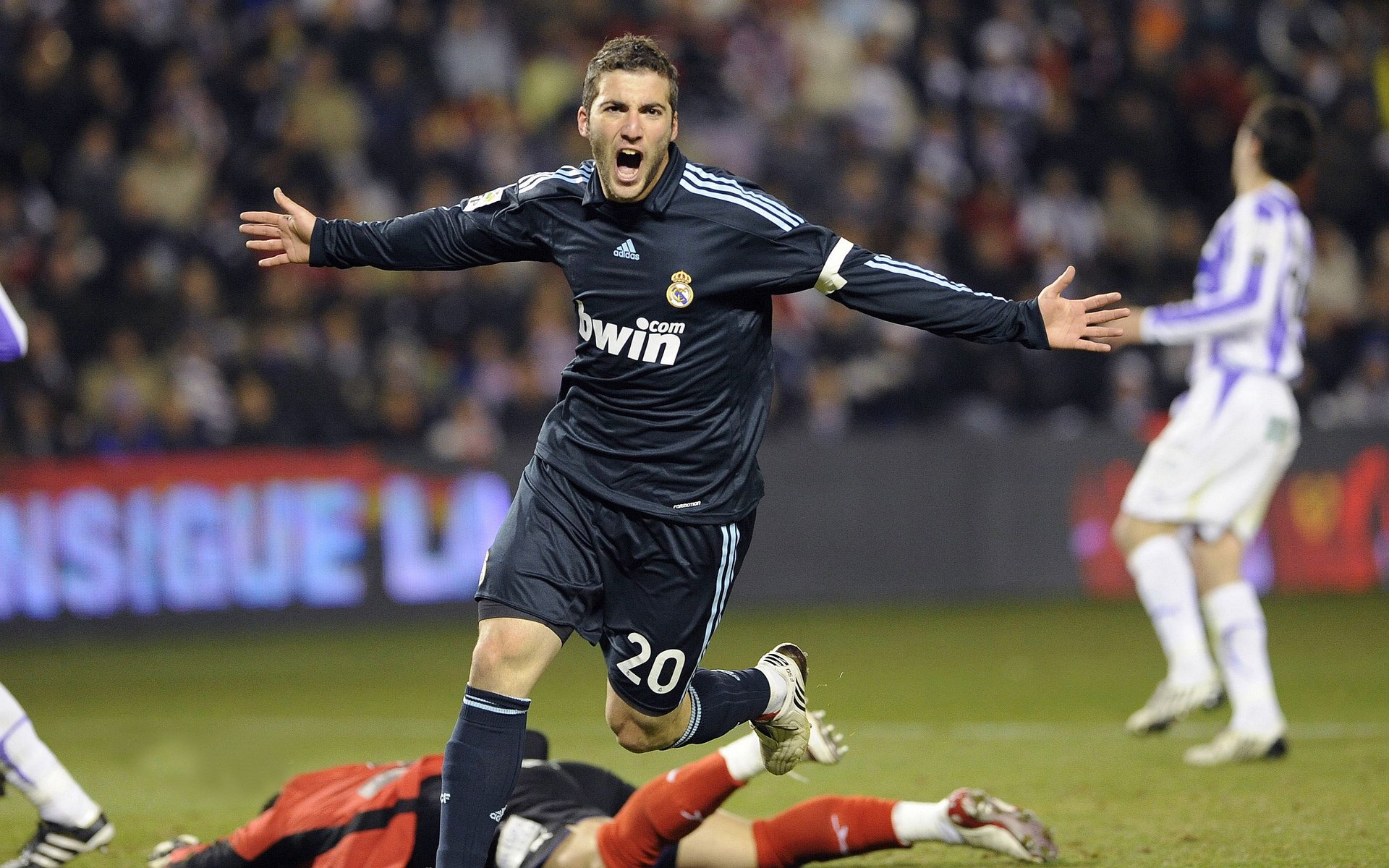 《英雄联盟》巅峰预选火爆启幕,冠军之战一触即发!