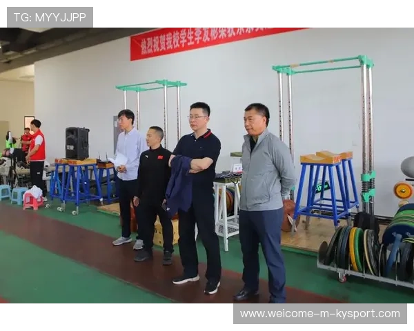 举重公开课引来体育学院学员现场观摩，教学质量获肯定